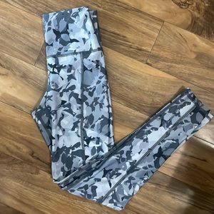 Savvi XS Women’s leggings, gray/purplish camo look with pockets on each side